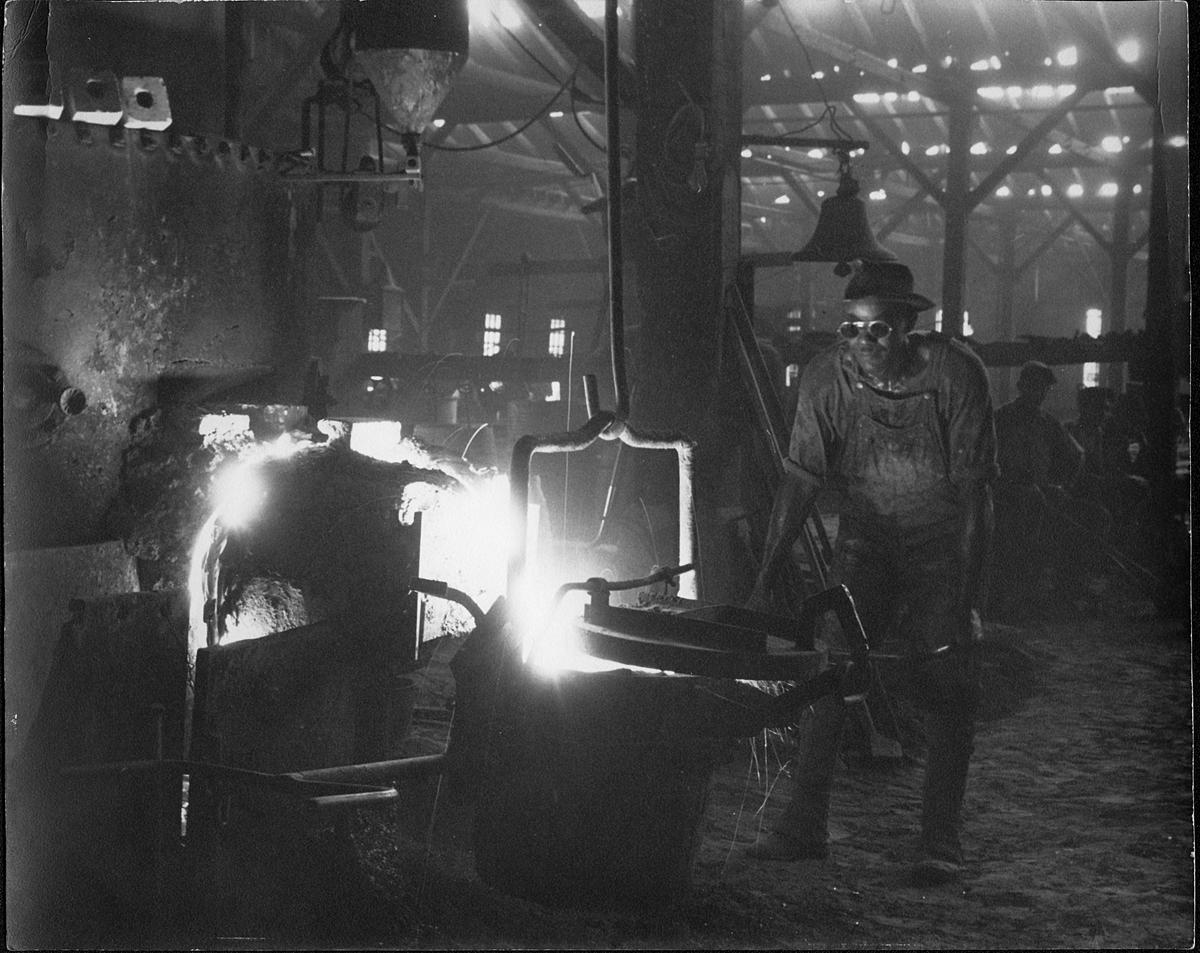 A scene from the foundry. (Courtesy of Lodge Cast Iron)
