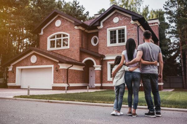 You can compare the offers from consumer bank and mortgage brokers, and choose the right mortgage to purchase your dreaming home. (4 PM production/Shutterstock)
