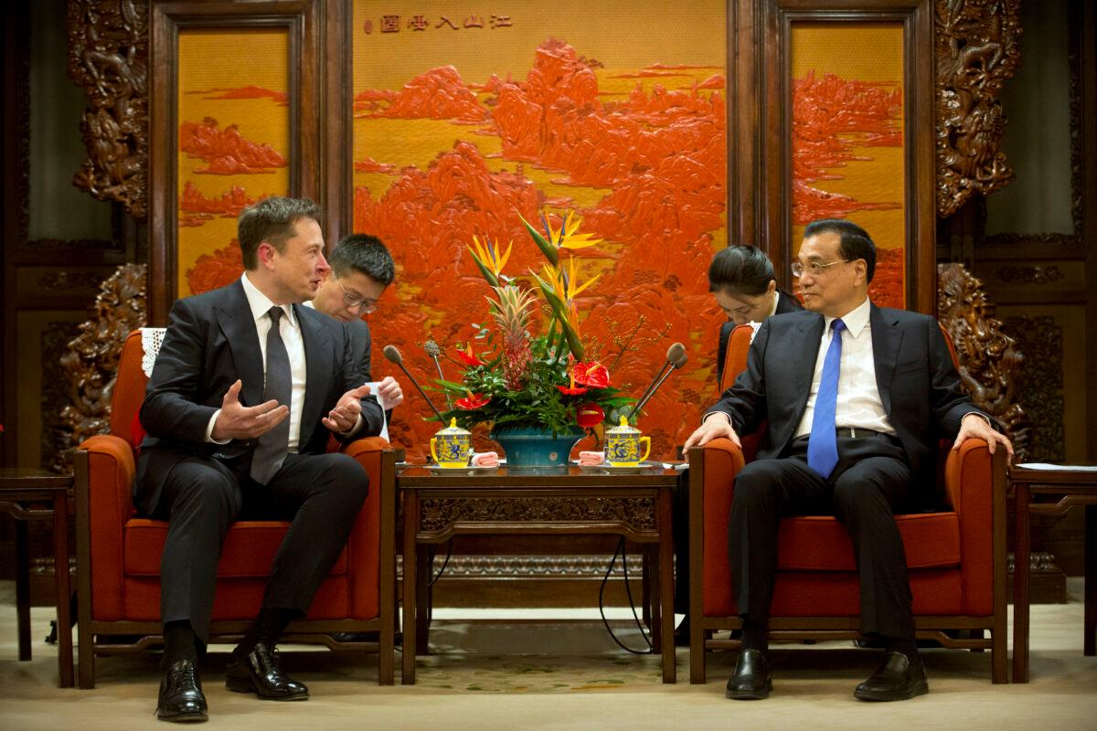 Tesla CEO Elon Musk speaks as Chinese Premier Li Keqiang listens during a meeting at the Zhongnanhai leadership compound in Beijing on Jan. 9, 2019. (Mark Schiefelbein/AFP via Getty Images)