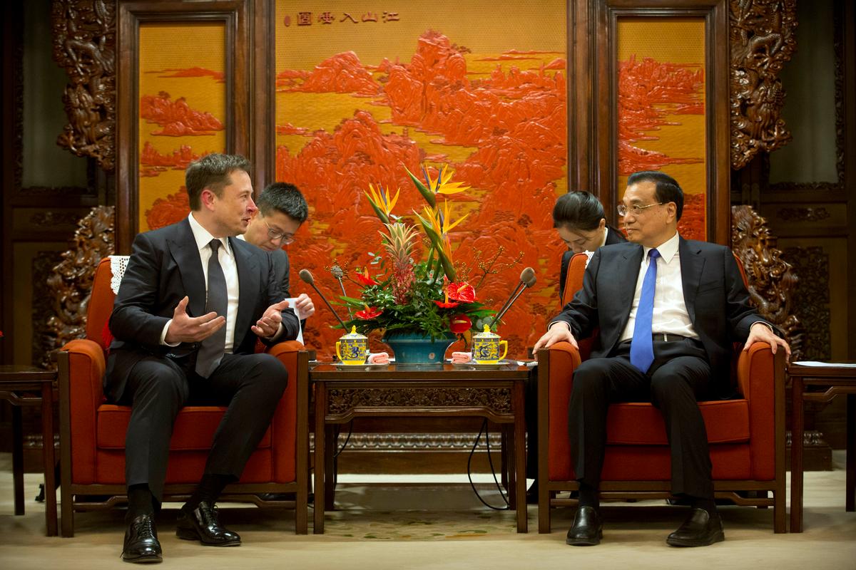 Tesla CEO Elon Musk (L) speaks as Chinese Premier Li Keqiang listens during a meeting at the Zhongnanhai leadership compound in Beijing on Jan. 9, 2019. (Mark Schiefelbein/AFP via Getty Images)