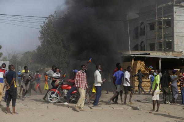 People protest in N'Djamena, Chad, on April 27, 2021. (Sunday Alamba/AP Photo)