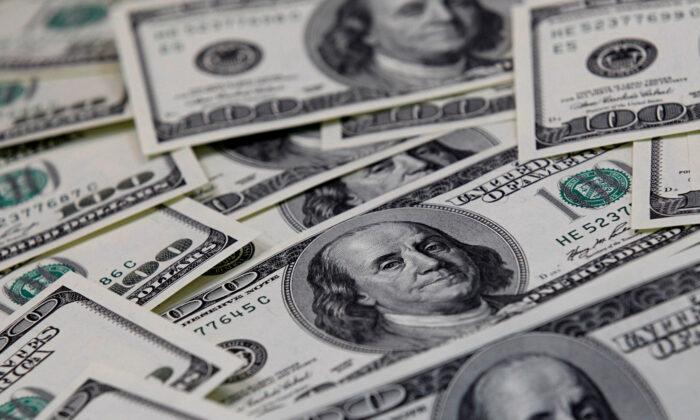 Dollar Near 14-Month High to Euro, Focus on Inflation