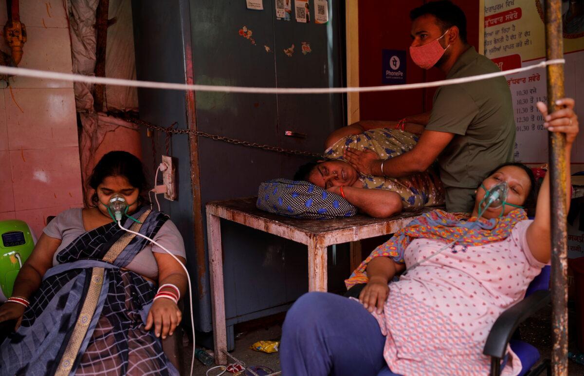 People with breathing problems receive oxygen support for free outside a Gurudwara (Sikh temple), amidst the spread of COVID-19 in Ghaziabad, India, April 30, 2021. (Adnan Abidi/Reuters)