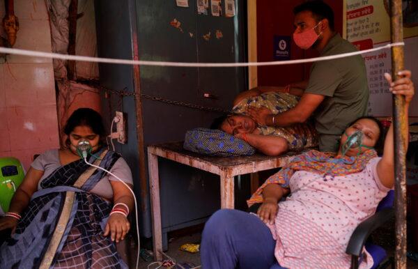 People with breathing problem receive oxygen support for free outside a Gurudwara (Sikh temple), amidst the spread of COVID-19 in Ghaziabad, India, on April 30, 2021. (Adnan Abidi/Reuters)