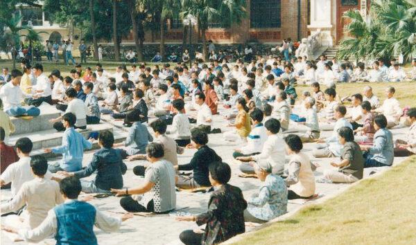 Falun Gong practitioners meditating in public in Guangzhou in 1998 before the Chinese Communist Party banned the spiritual group in 1999. Such sessions remain forbidden. (Minghui.org)