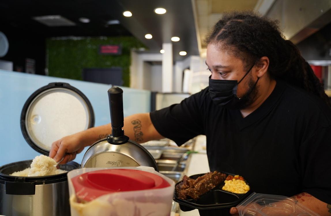  Marty Cunningham, a cook at the Soul Shack restaurant in Chicago, on April 30, 2021. (Cara Ding/The Epoch Times)