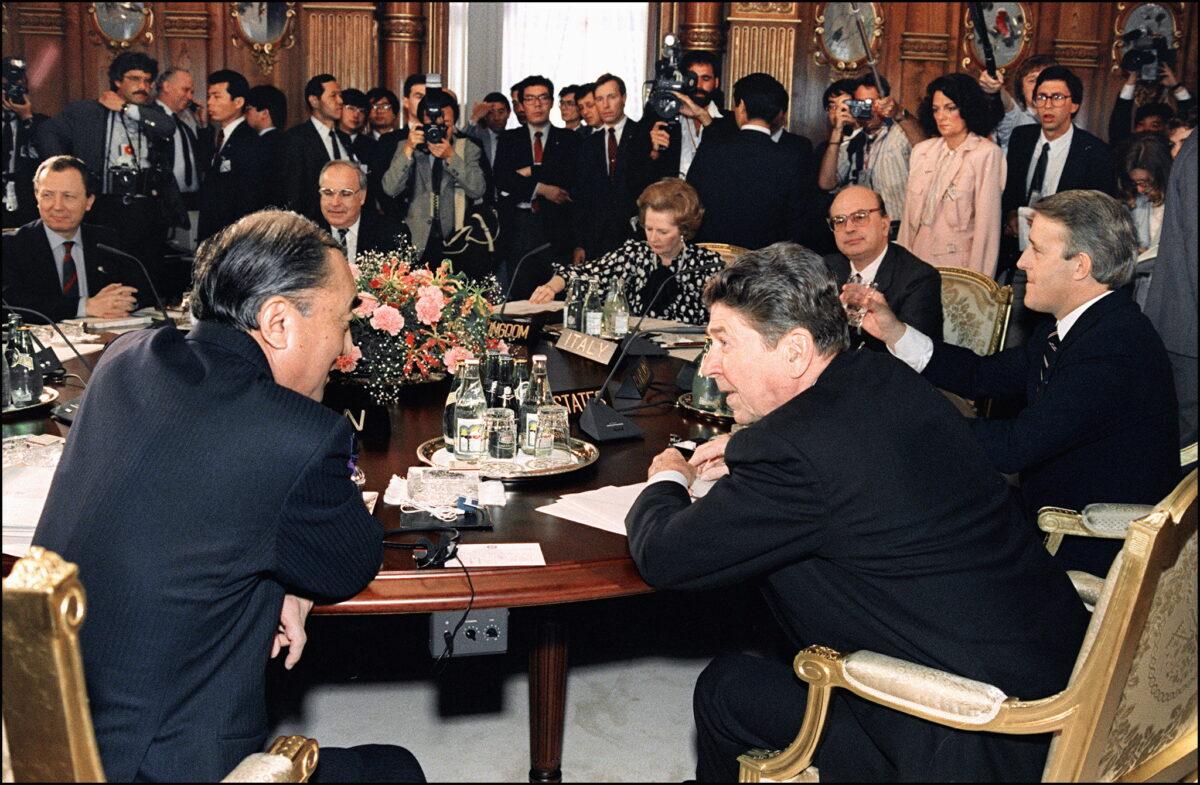 US President Ronald Reagan (R) talks to Japanese Premier Yasuhiro Nakasone (L) during the first session of the heads of the delegations of the Tokyo summit of the Leading Industrial Countries at Akasaka Palace in Tokyo, Japan, on May 5, 1986. (Mike Sargent/AFP via Getty Images)