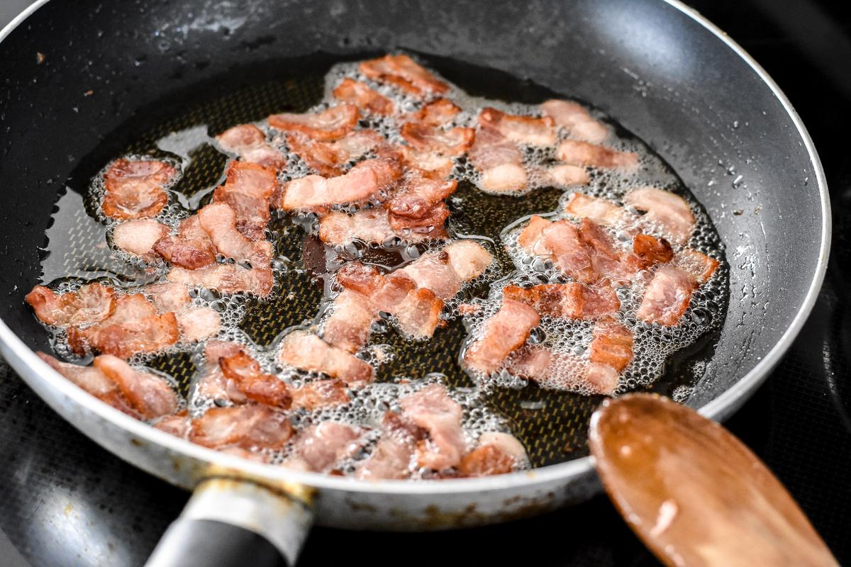 Cook the lardons (or bacon) last, just before assembling the salad, as you want them to still be crisp and warm when serving. (Audrey Le Goff)