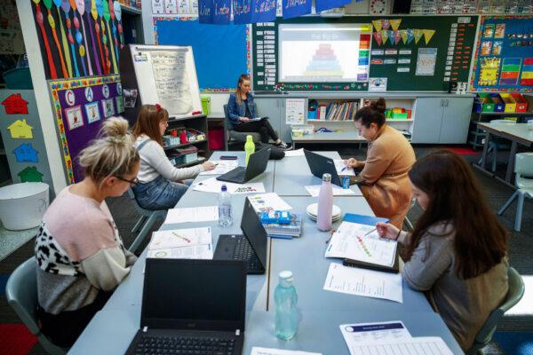Queensland's Education Department is cutting the pay of school staff who did not get the COVID-19 vaccine. (Daniel Pockett/Getty Images)