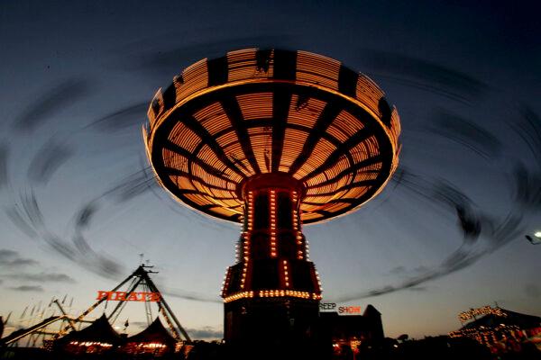 The Wave Swinger at dusk during the San Diego County Fair June 29, 2005 in Del Mar, Calif. (Sandy Huffaker/Getty Images)