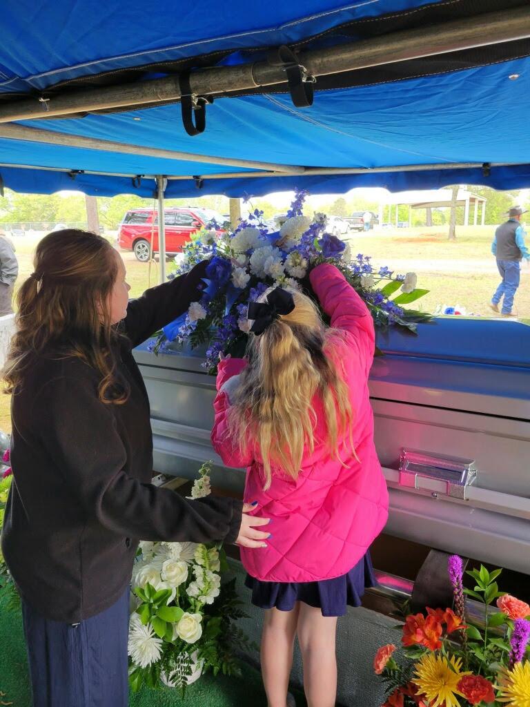 Raelynn at her father's funeral. (Courtesy of <a href="https://www.gofundme.com/f/funeral-expenses-davey-nast">Lacey Lee Nast</a>)