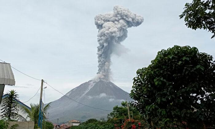 Indonesia’s Sinabung Spews Column of Volcanic Ash Into Sky
