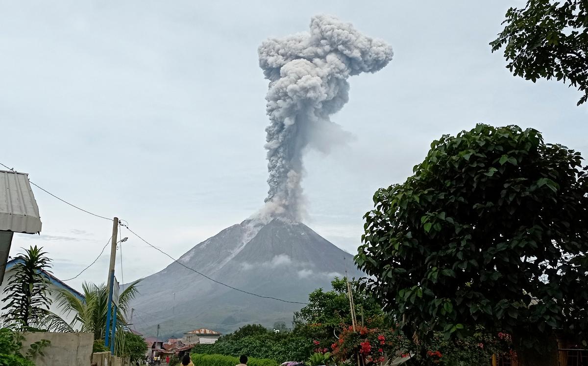 Indonesia’s Sinabung Spews Column of Volcanic Ash Into Sky
