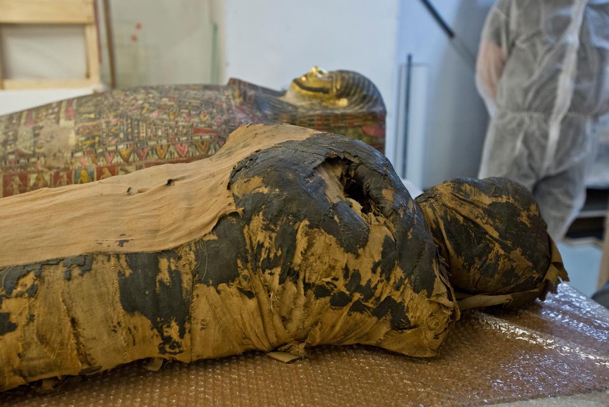 The mummy of a pregnant woman and her sarcophagus. (Courtesy of B. Bajerski/Muzeum Narodowe w Warszawie via <a href="http://warsawmummyproject.com/en">Warsaw Mummy Project</a>)