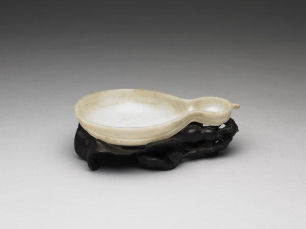 A white jade gourd ladle from the Mogul Empire. In ancient times, the bride and groom would drink from a gourd ladle, symbolizing that they would share the burden of any difficulties that might lie ahead. (Courtesy of The National Palace Museum)
