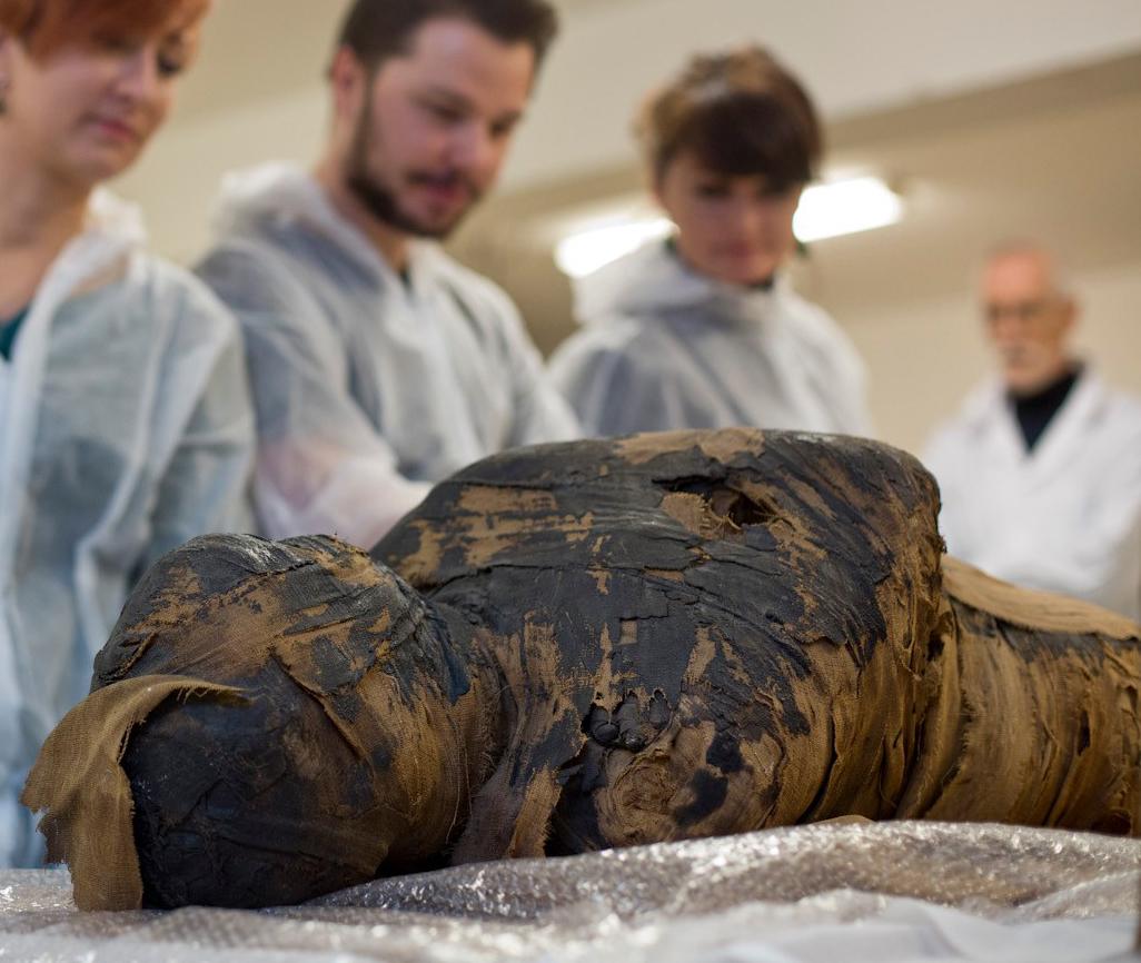 The mummy removed from her sarcophagus. (Courtesy of B. Bajerski/Muzeum Narodowe w Warszawie via <a href="http://warsawmummyproject.com/en">Warsaw Mummy Project</a>)