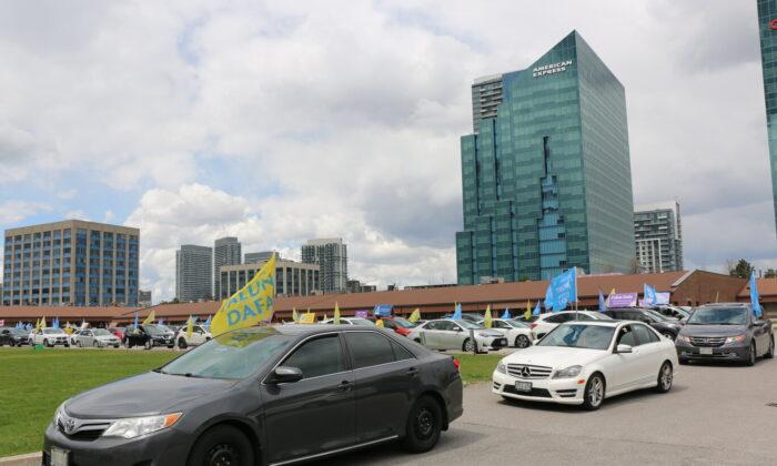Toronto Area Practitioners Celebrate World Falun Dafa Day in Car Parade
