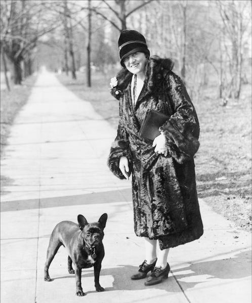 Mary Roberts Rinehart in 1922 with her dog. (Public Domain)