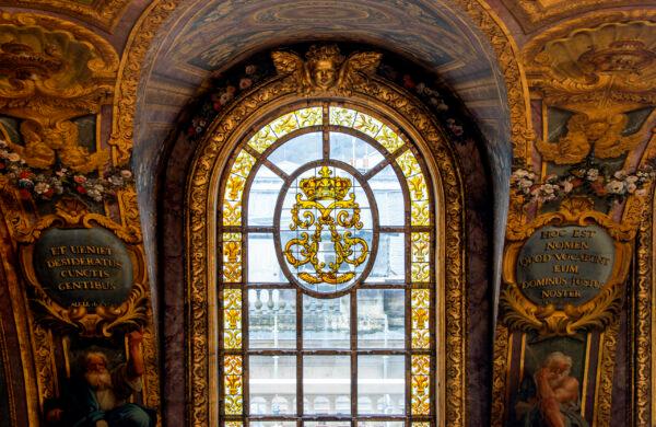 A detail of one of the elegant stained glass windows, surrounded by splendid golden frescoes. (Didier Saulnier/Château de Versailles)