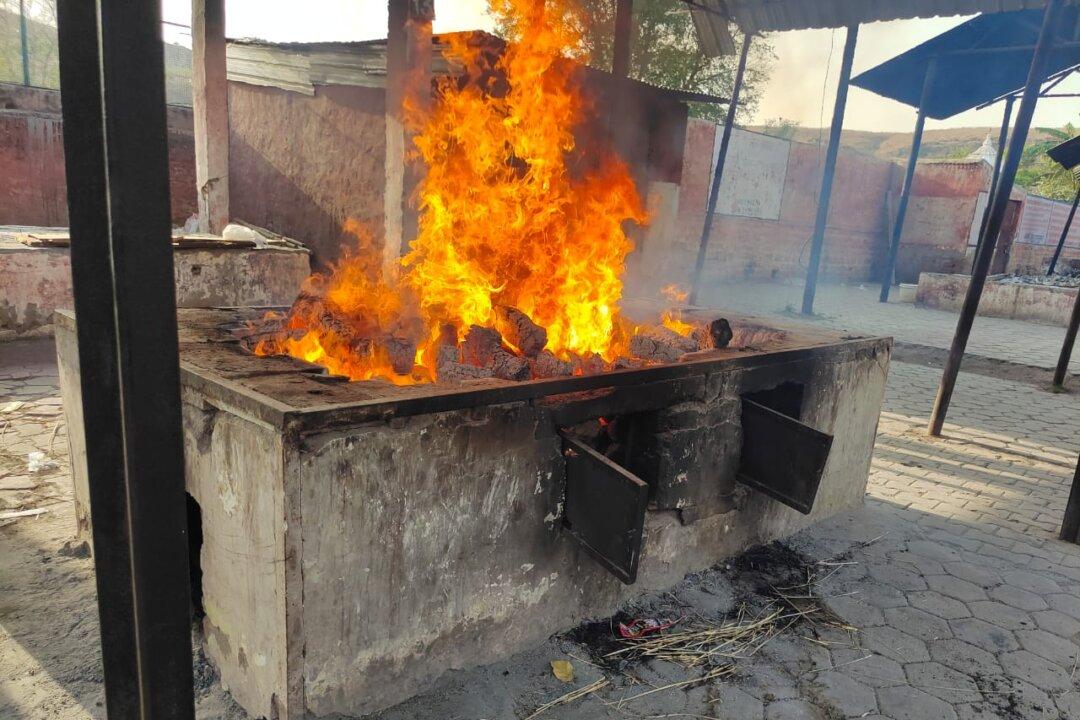 Amidst COVID-19 Surge, Indian Startup Uses Cow Dung Logs to Cremate Poor