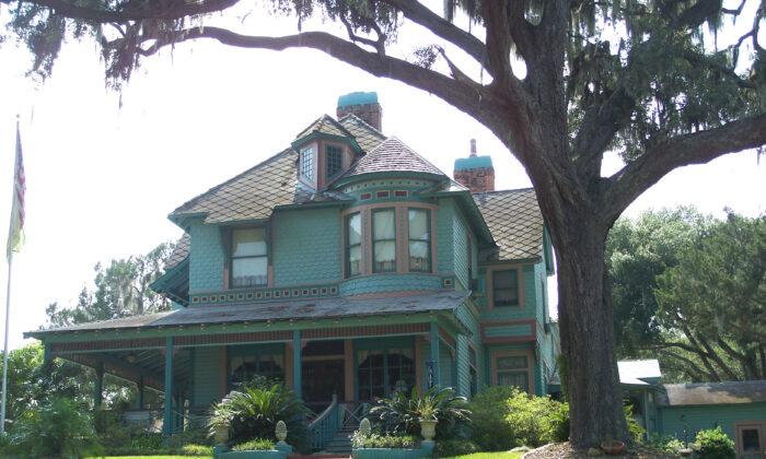 Crescent City, Florida: Small Town Charm With Historic Houses Galore