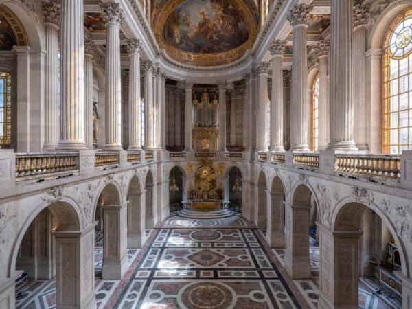 The harmonious interior of the Royal Chapel is created by a combination of colonnades and the many windows that fill the sacred space with an almost heavenly light. (Thomas Garnier/Château de Versailles)