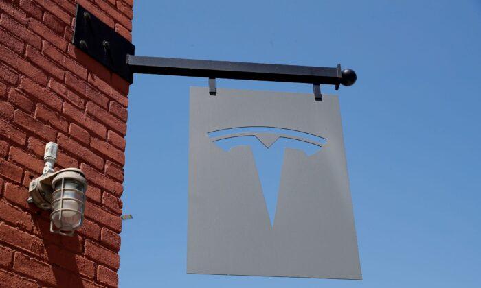 US Regulator Reviewing Tesla Owner Complaint on Self-Driving Test Software