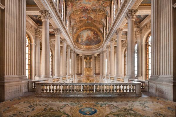 The king and his family sat in the center of the upper level of the chapel, while the ladies of court sat in the side galleries. The remainder of the court and the public sat in the nave below. (Thomas Garnier/Château de Versailles)