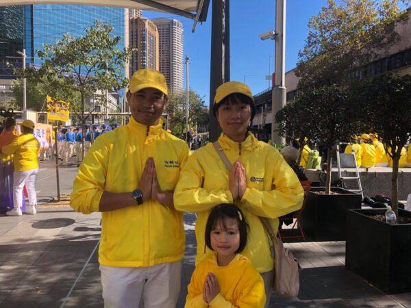 Armidale Falun Gong practitioners Ha and her family. (The Epoch Times)