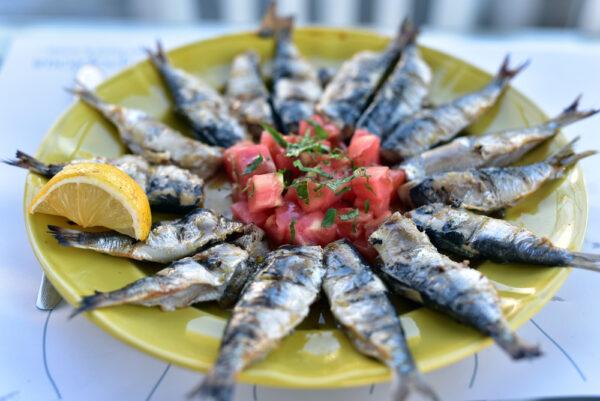 Grilled sardines served at a taverna on Milos. (Akturer/Shutterstock)