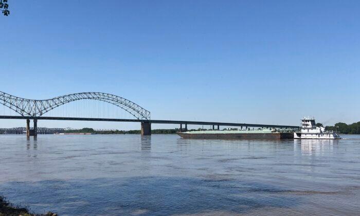 Mississippi River Traffic Resumes Under Damaged Bridge