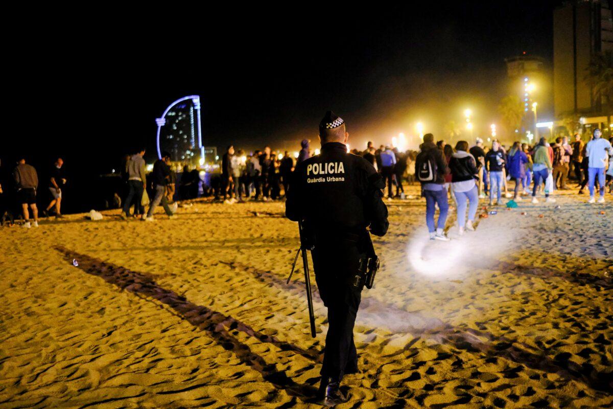 Police officers evict groups of more than six people at Barceloneta beach, as the state of emergency decreed by the Spanish government to prevent the spread of COVID-19 was lifted a week ago in Barcelona, Spain, on May 15, 2021. (Nacho Doce/Reuters)