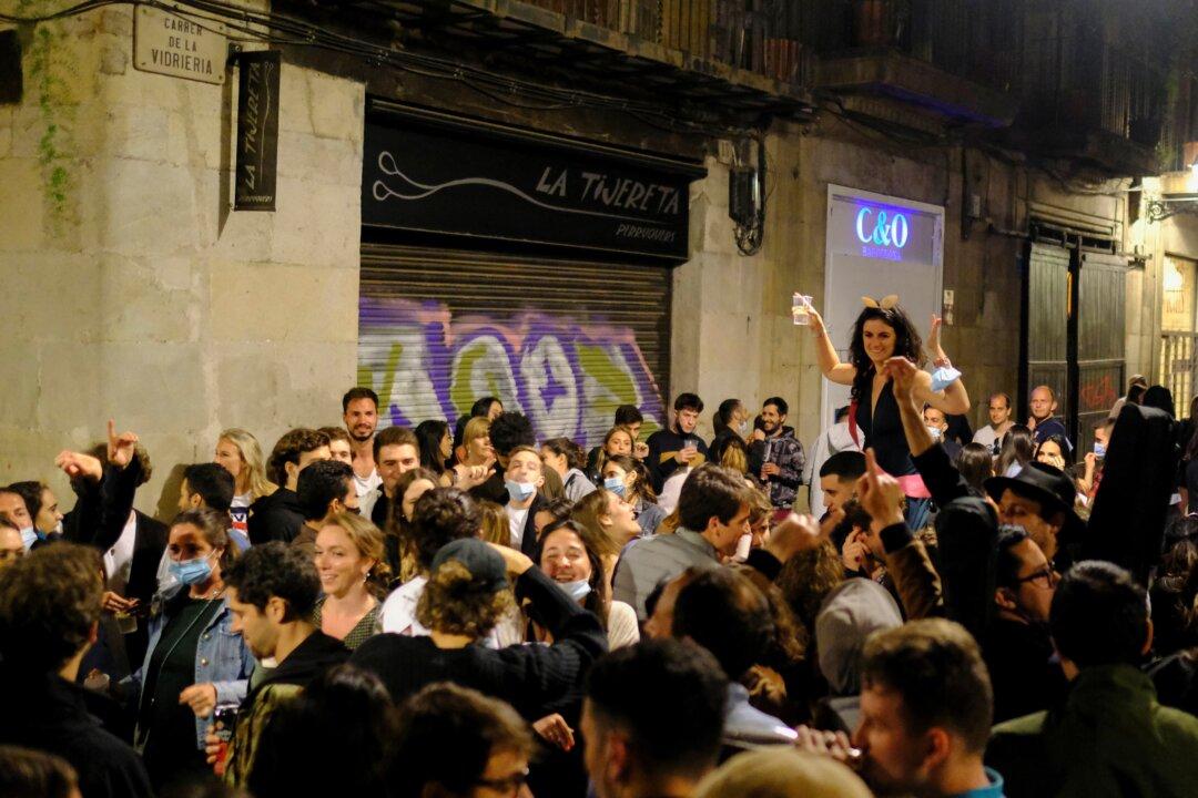 Police Move Barcelona Crowds Along Amid Post-Curbs Parties