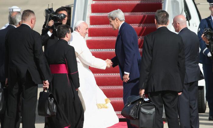 Pope Francis Meets With John Kerry, Marking Change in Post-Trump Vatican-US Relations