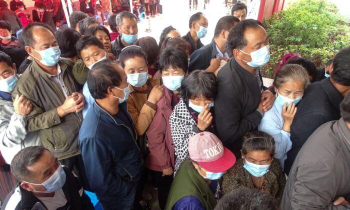 China’s COVID-19 Outbreaks Worsen, Officials Dismissed as Clinics Lose License