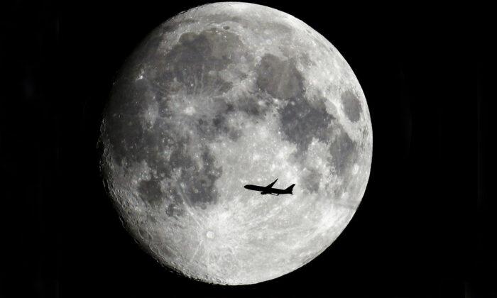 Man Captures Amazing Pictures of Planes Flying in Front of the Moon From His Back Garden
