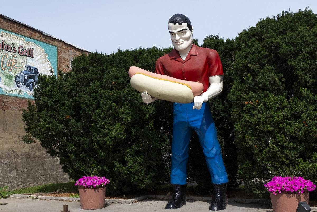 Hot Dog Muffler Man grips a giant frankfurter in Atlanta, Ill. (Courtesy of Tiago Lopes Fernandez/Dreamstime.com)