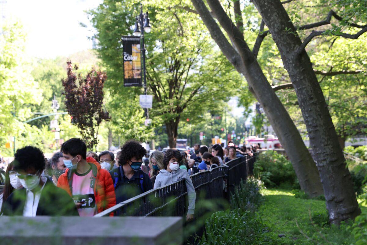 People line up for COVID-19 vaccine appointments outside the American Museum of Natural History in New York City, on May 14, 2021. (Caitlin Ochs/Reuters)