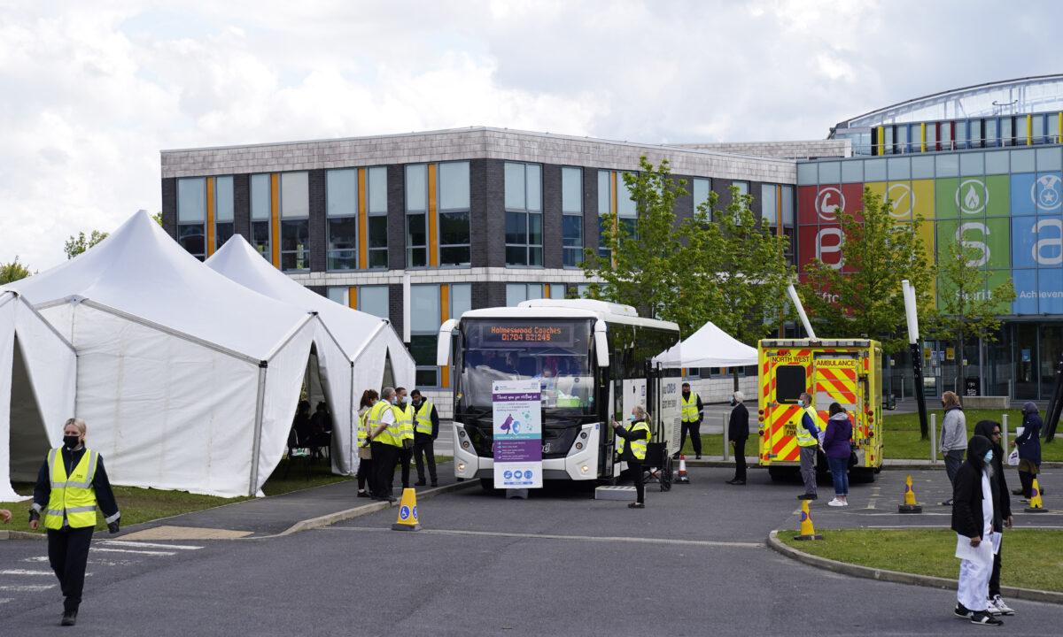 The mobile CCP virus vaccination center at the ESSA Academy in Bolton, England, on May 18, 2021. (Danny Lawson/PA)