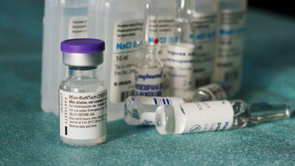 Pfizer-BioNTech vaccine vials. (x3 / Pixabay)