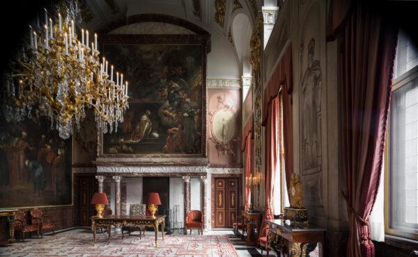 In the Vroedschapskamer (room of the council), amid the rich interior decoration, the painting over the mantel by Govert Flinck would have reminded the council of King Solomon, who here is asking God for wisdom in leading his people. (Benning & Gladkova/Koninklijk Paleis Amsterdam)