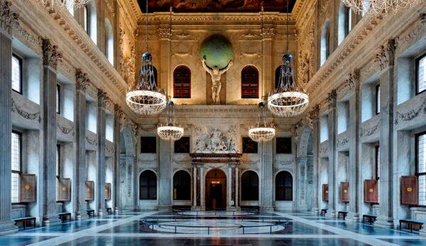 The Citizens Hall at the heart of the Royal Palace of Amsterdam serves to orient people in the world, the galaxy, and the universe. (Koninklijk Paleis Amsterdam)