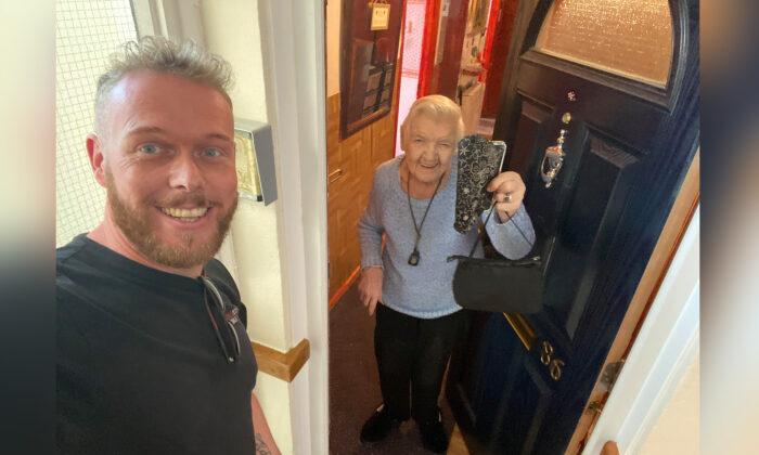 Man Finds Purse Filled With Money, Tracks Down Owner, Returns It to 93-Year-Old Disabled Woman