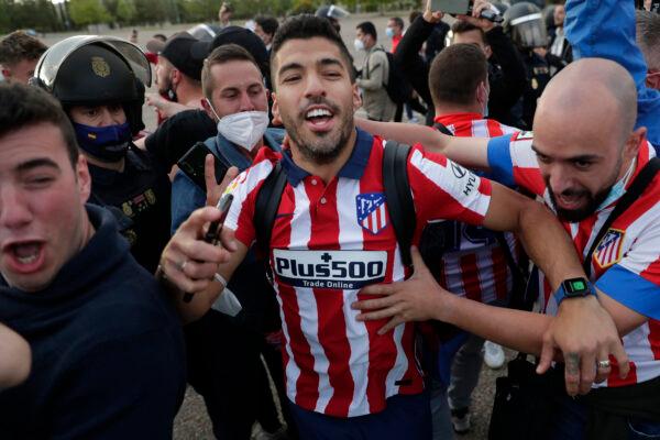 Atletico Madrid's Luis Suarez celebrates with supporters after the Spanish La Liga soccer match between Atletico Madrid and Valladolid at the Jose Zorrilla stadium in Valladolid, Spain, on May 22, 2021. (Manu Fernandez/AP Photo)