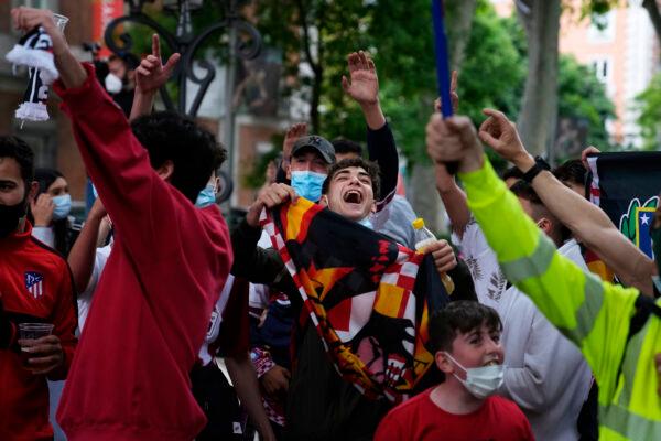 Atletico Madrid supporters celebrate their team's Spanish La Liga title in Madrid, on May 22, 2021. (Paul White/AP Photo)