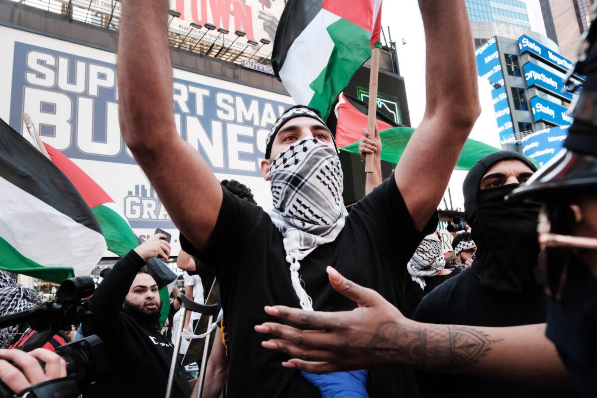 Pro-Palestinian protesters face off with a group of Israel supporters and police in a violent clash in Times Square on May 20, 2021 (Spencer Platt/Getty Images)