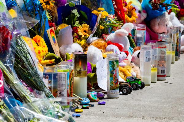 Memorial items for 6-year-old road-rage victim Aiden Leos line the Walnut bridge overpass above the 55 Freeway in Orange, Calif., on May 24, 2021. (John Fredricks/The Epoch Times)