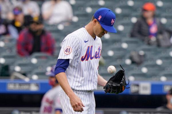 New York Mets starting pitcher Jacob deGrom tosses the ball during the fifth inning of a baseball game against the Arizona Diamondbacks, in New York, on May 9, 2021. (Kathy Willens/AP Photo)