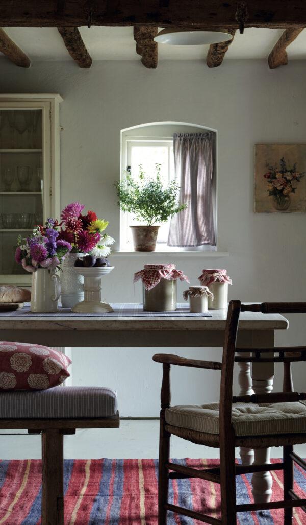 Flowers in the dining room. (by Gavin Kingcome © Ryland Peters & Small)