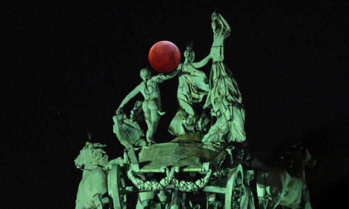 How to Watch the Upcoming 'Super Flower Blood Moon' Eclipse